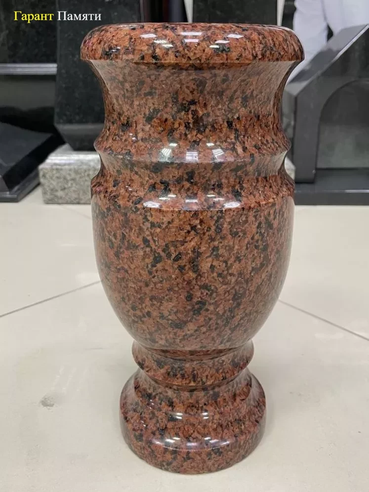 Ваза из гранита Лезниковский 30см.